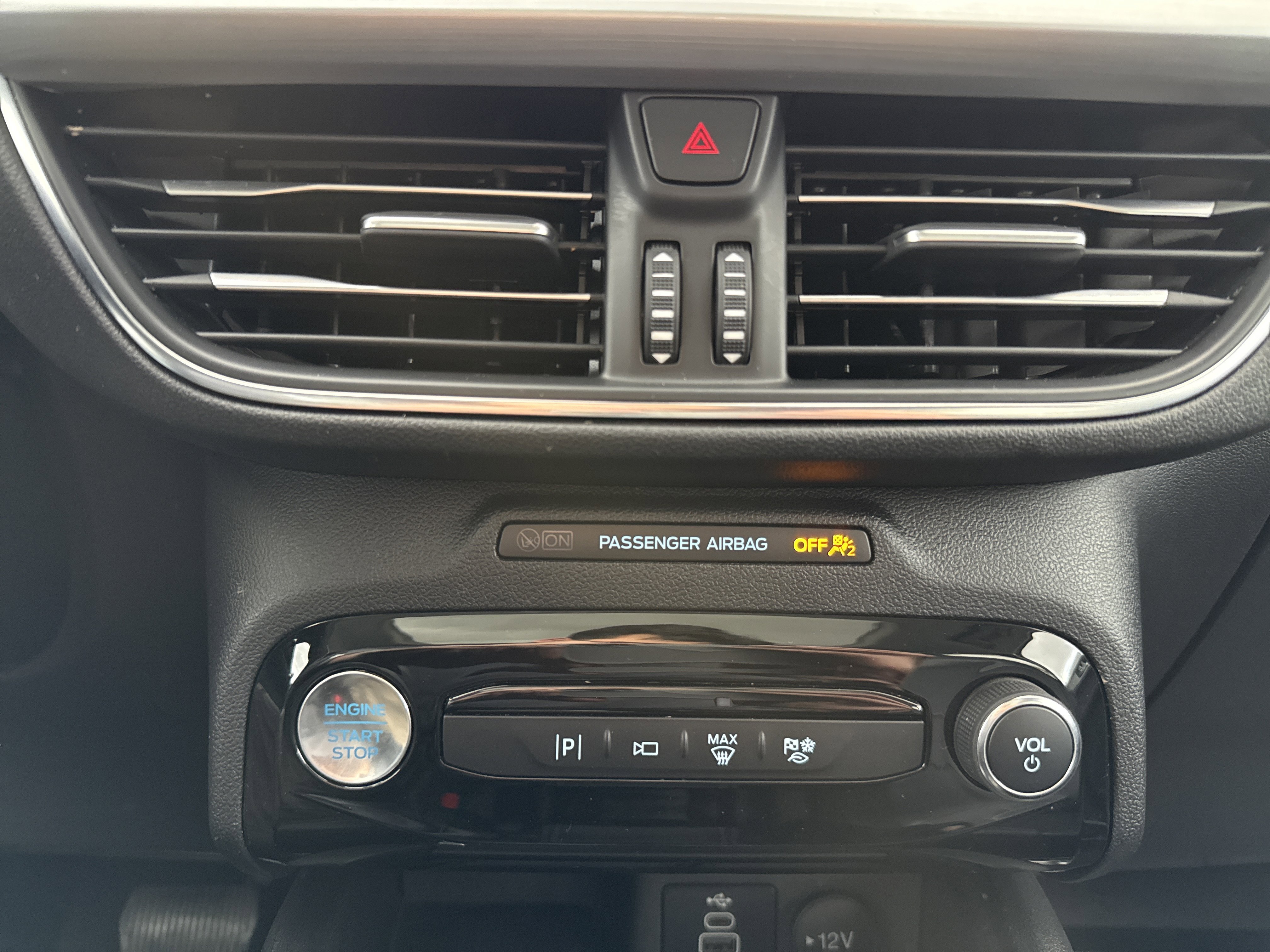 Certified 2024 Ford Escape Platinum w/ Class II Trailer Tow Package image 23