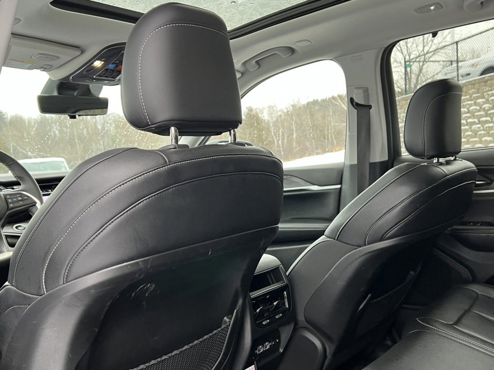 Used 2023 Jeep Grand Cherokee Limited w/ Luxury Tech Group II image 36