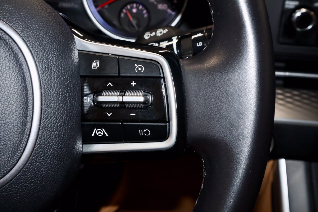 Used 2024 Kia Carnival LX FWD image 29
