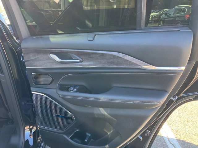 Used 2022 Jeep Grand Cherokee Overland w/ Luxury Tech Group IV image 16