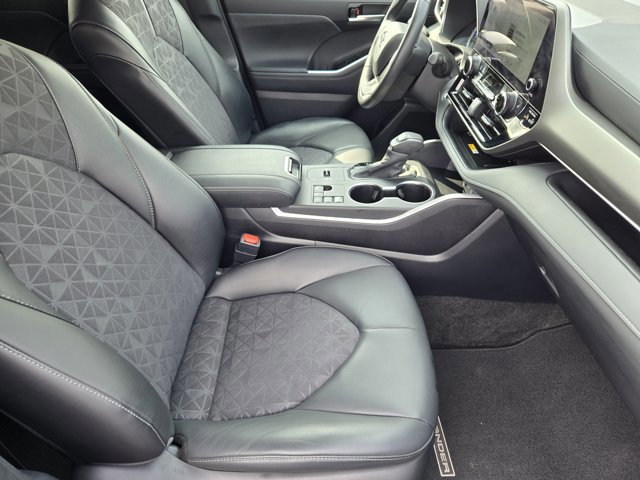 Used 2024 Toyota Highlander XLE image 13
