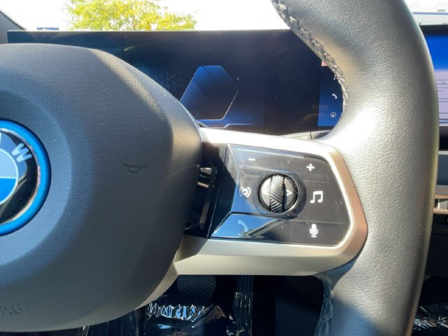 Used 2022 BMW iX xDrive50 w/ Premium Package AWD/4WD image 17