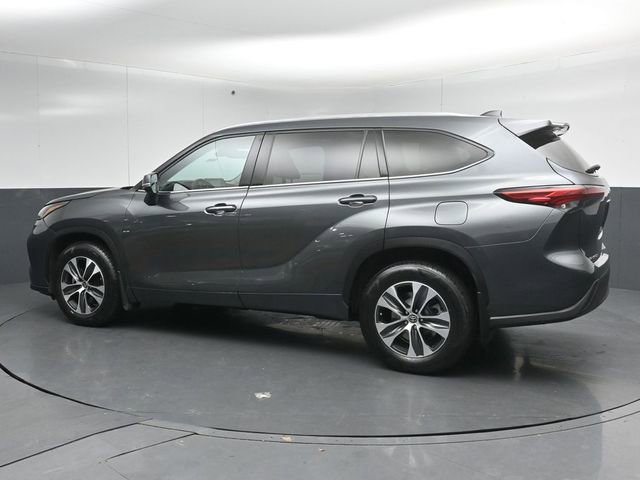 Used 2021 Toyota Highlander XLE AWD/4WD image 5