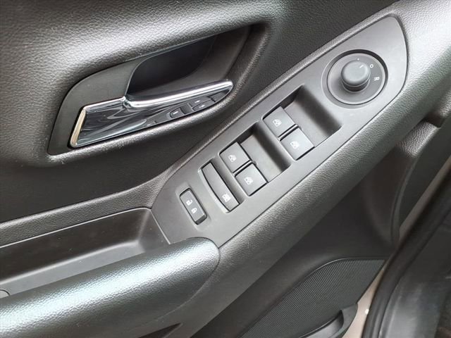 Used 2022 Chevrolet Trax LT w/ LT Convenience Package image 19