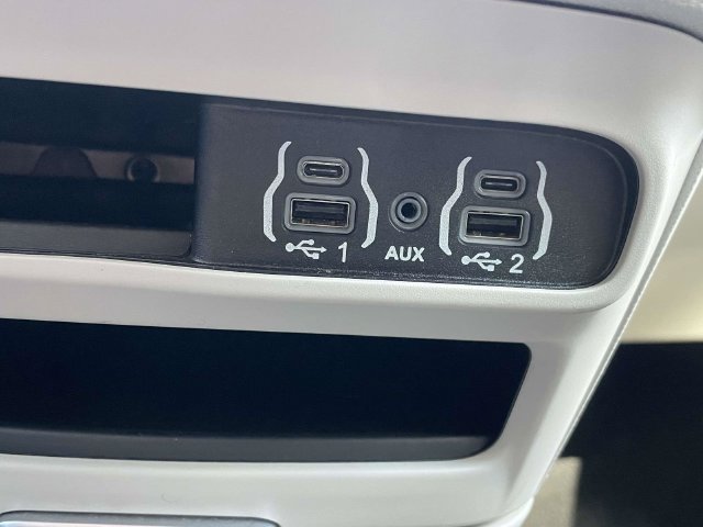 Used 2024 Chrysler Pacifica Touring-L FWD image 11