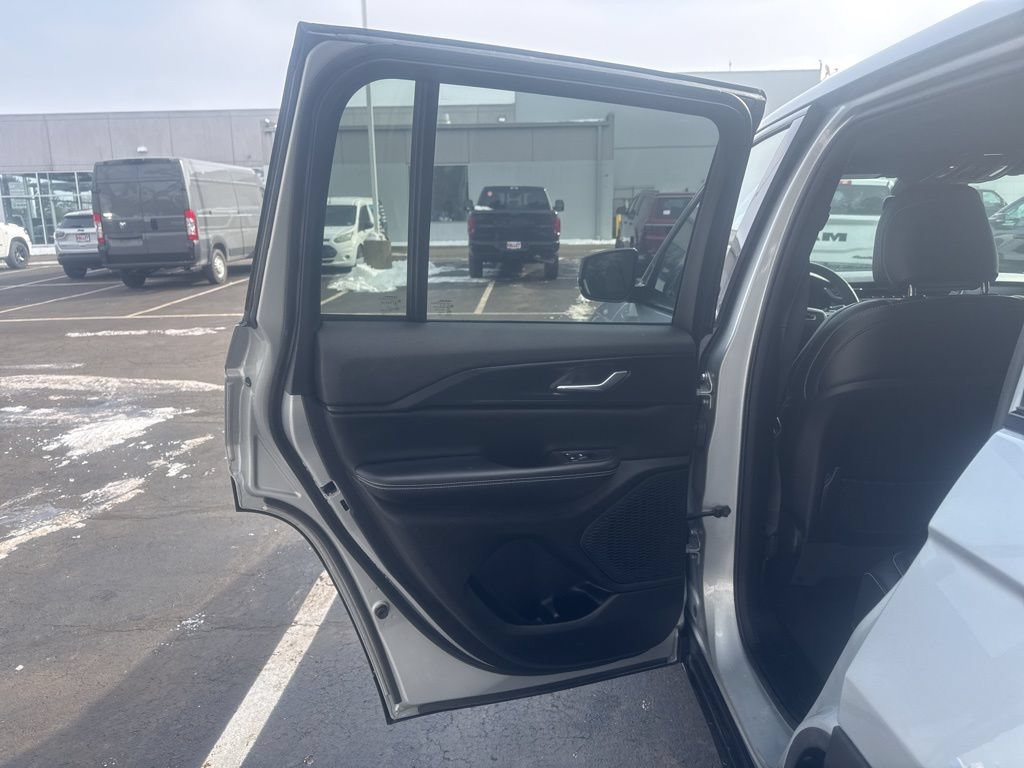 Used 2024 Jeep Grand Cherokee Altitude AWD/4WD image 28