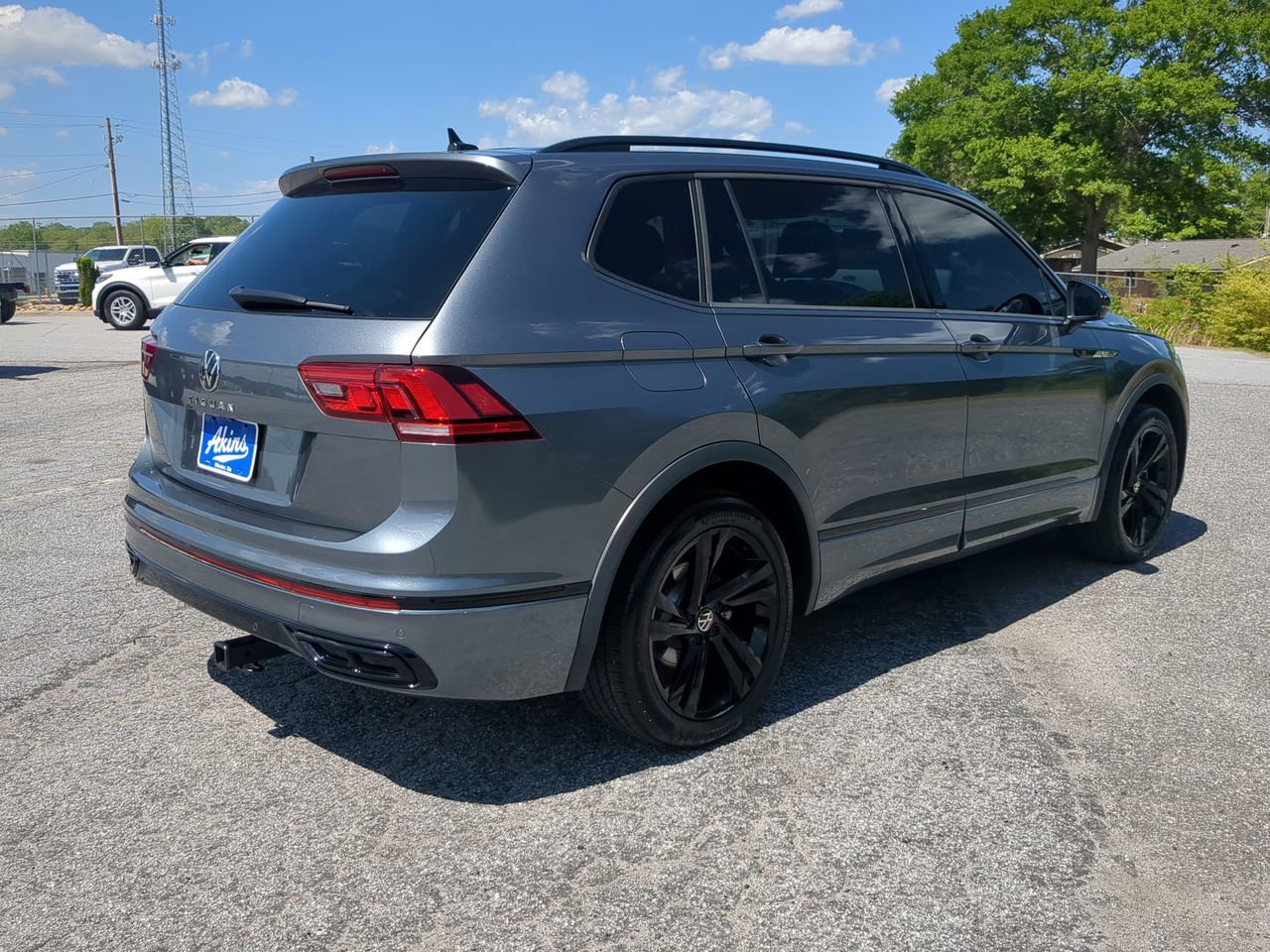 Used 2023 Volkswagen Tiguan SE R-Line FWD image 4