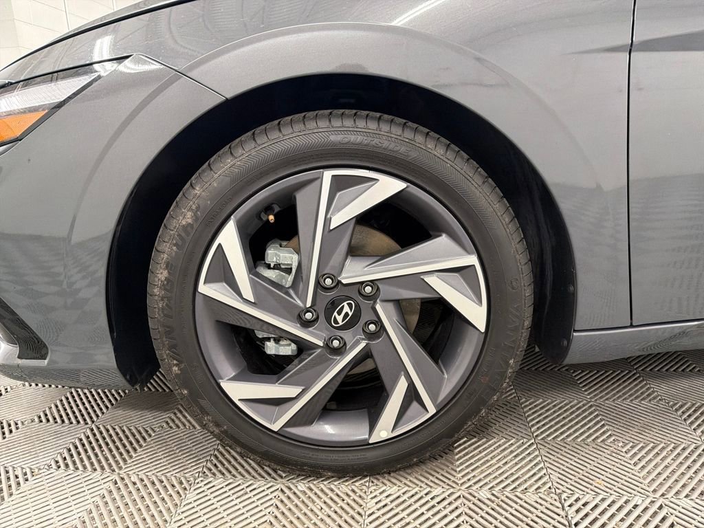 Used 2025 Hyundai Elantra SEL image 16
