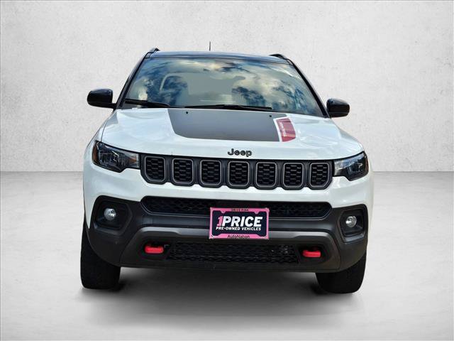 Used 2025 Jeep Compass Trailhawk AWD/4WD image 2