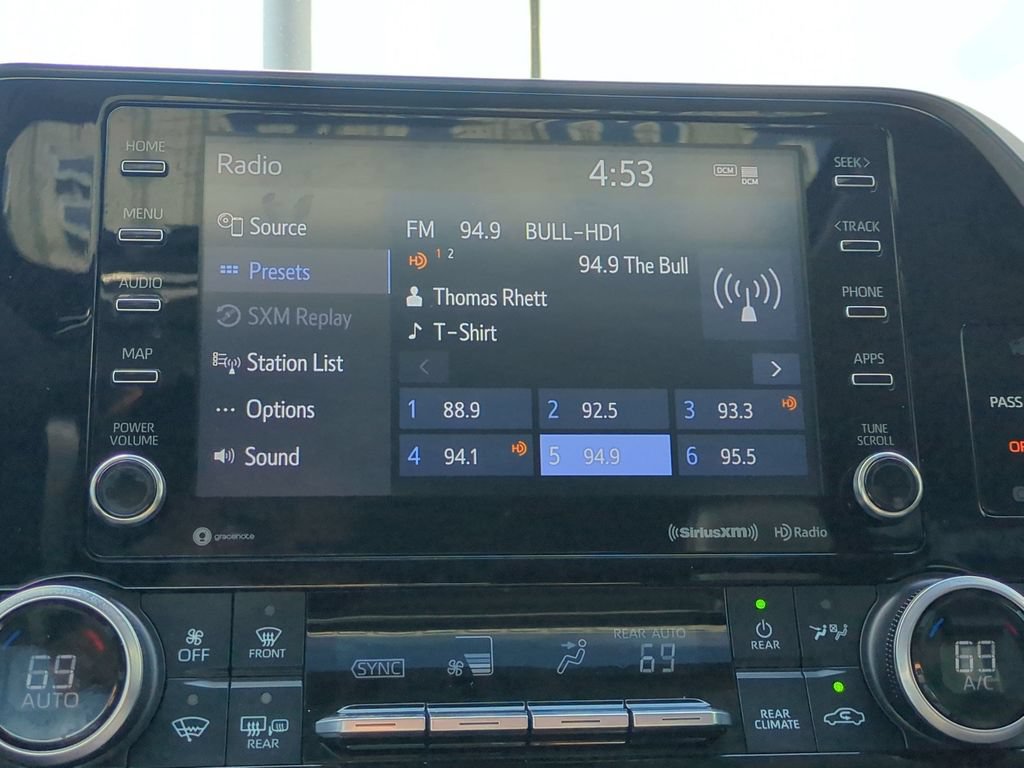 Used 2021 Toyota Highlander XLE FWD image 19