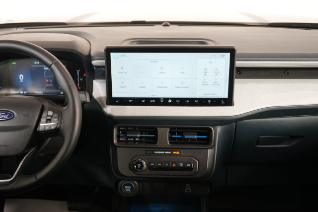 Certified 2025 Ford Maverick XLT w/ XLT Luxury Package FWD image 33