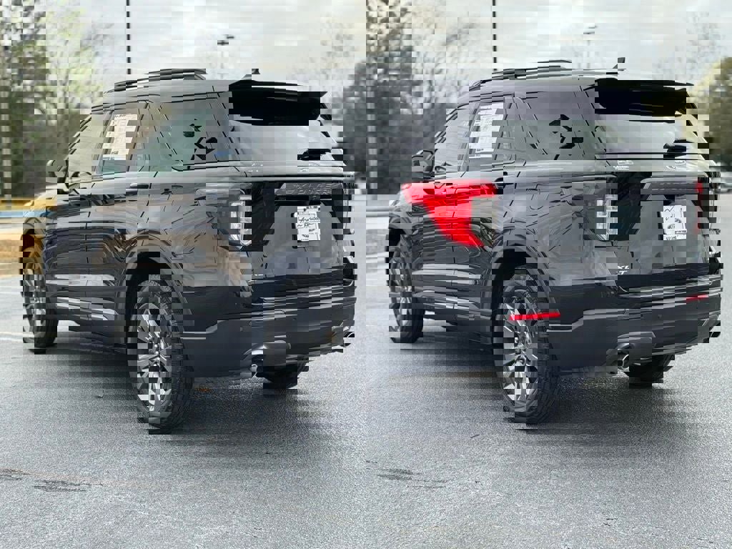 Certified 2022 Ford Explorer XLT w/ Equipment Group 202A image 6