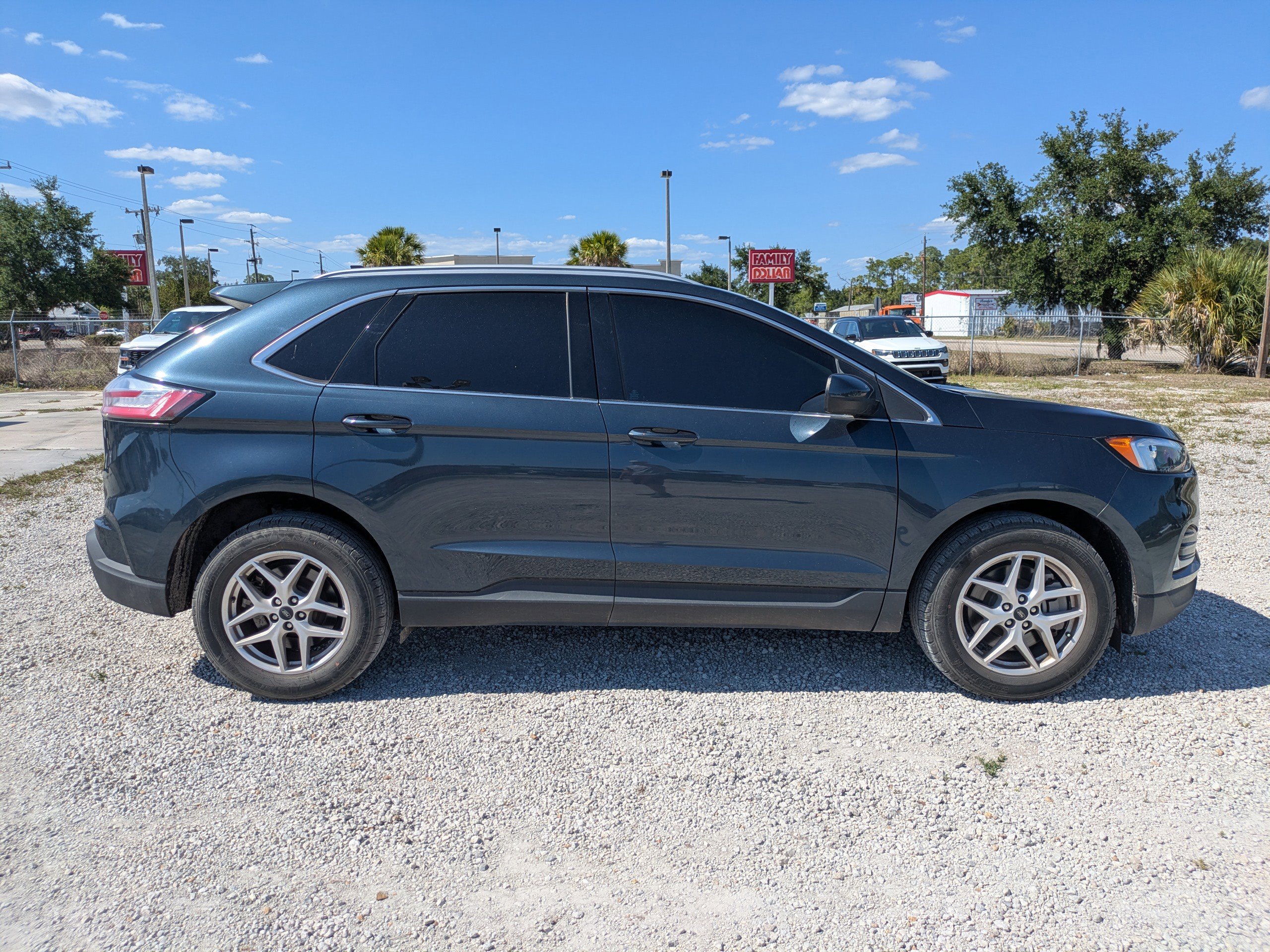 Certified 2023 Ford Edge SEL w/ Convenience Package AWD/4WD image 3