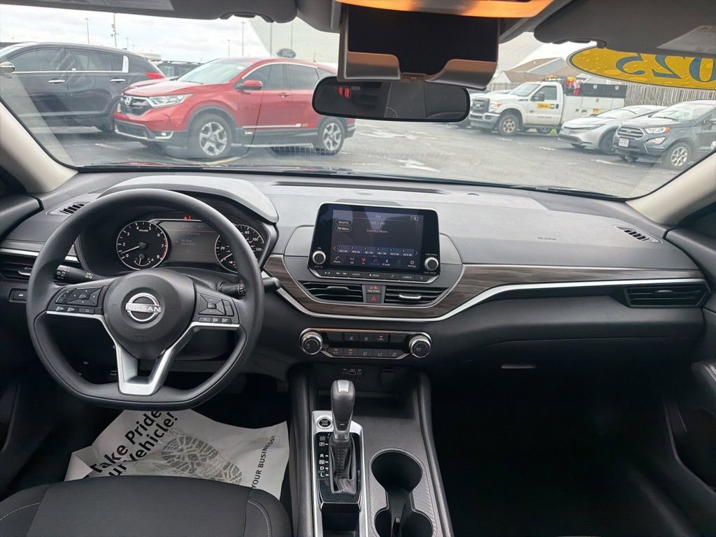 Used 2025 Nissan Altima 2.5 SV FWD image 14