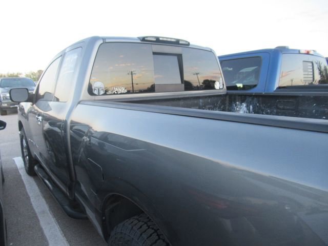 Used 2018 Nissan Titan SV image 4
