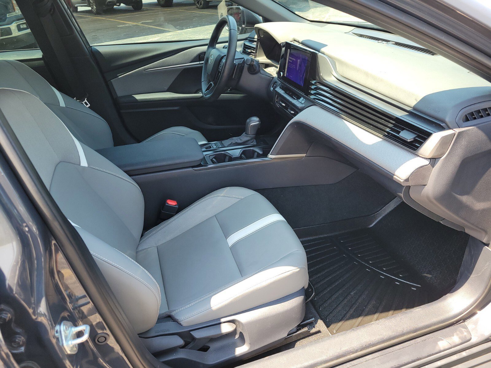 Used 2025 Toyota Camry SE image 12