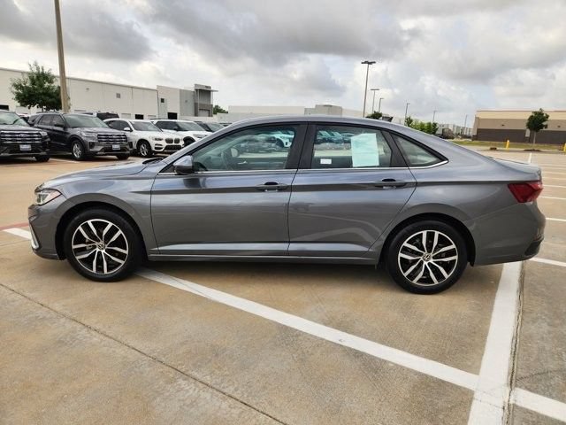 Used 2025 Volkswagen Jetta SE FWD image 4