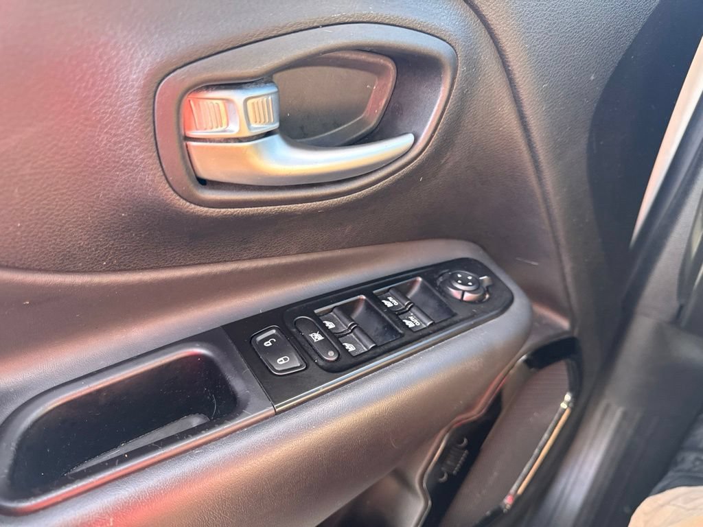 Used 2020 Jeep Renegade Altitude AWD/4WD image 27