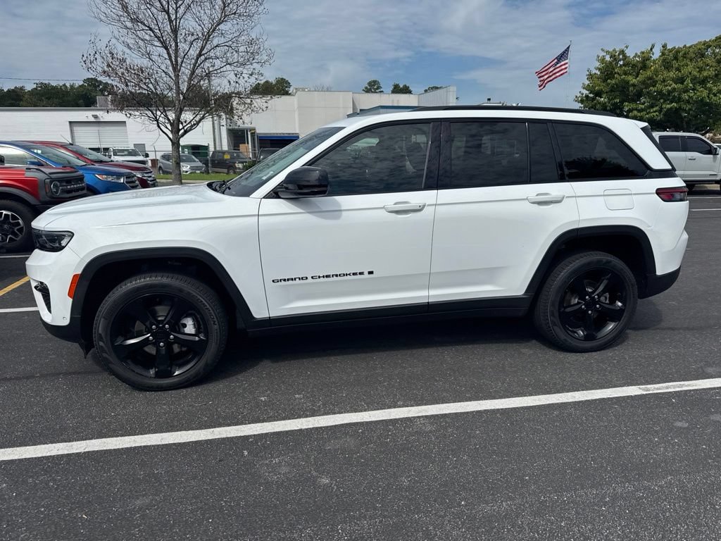 Used 2023 Jeep Grand Cherokee Limited w/ Luxury Tech Group II AWD/4WD image 14