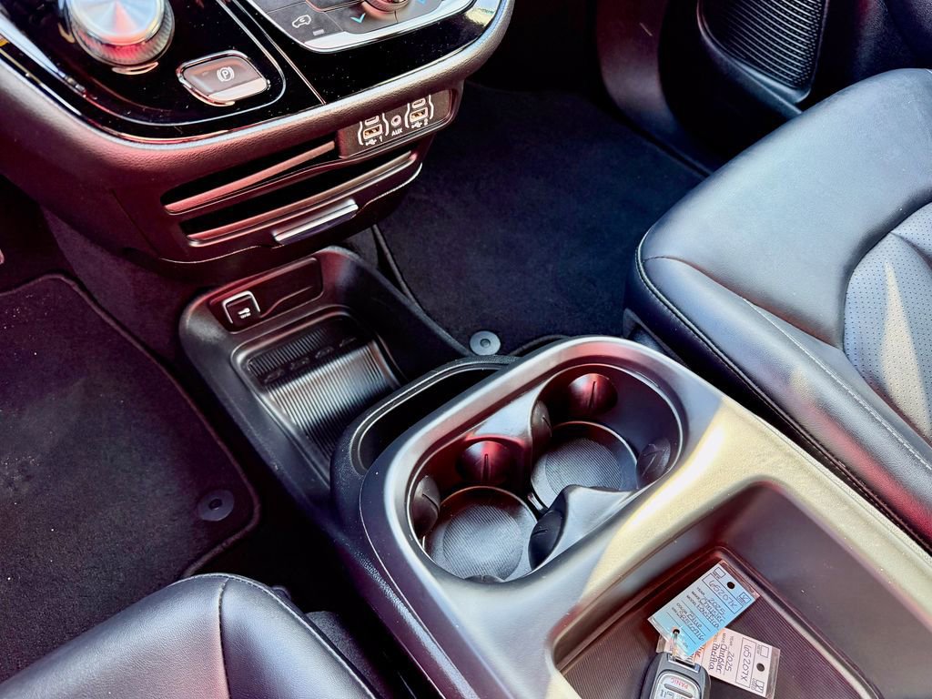 Used 2025 Chrysler Pacifica Select image 23