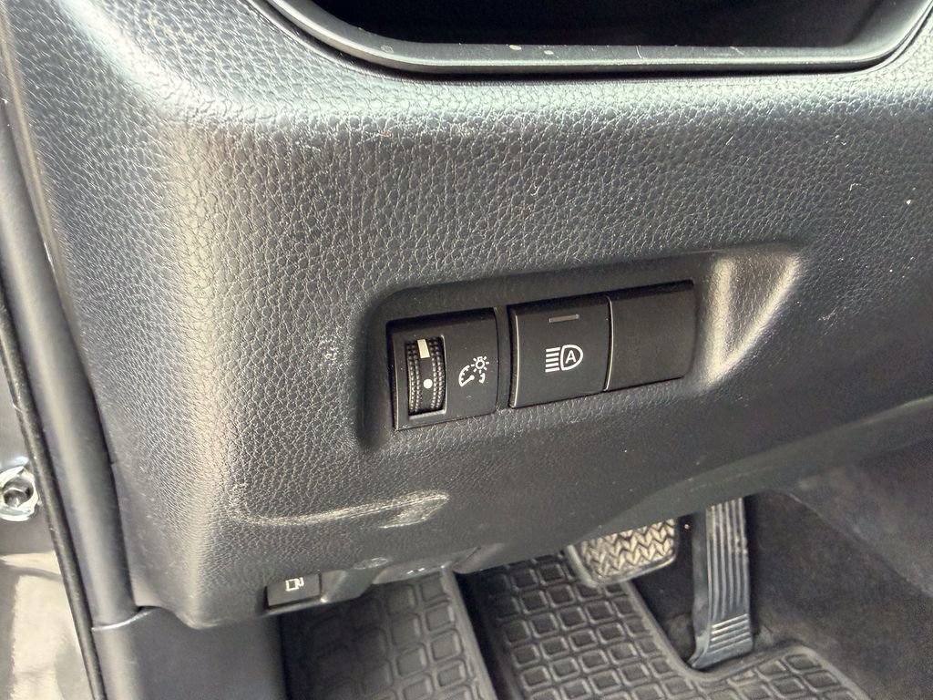 Used 2021 Toyota RAV4 LE image 11