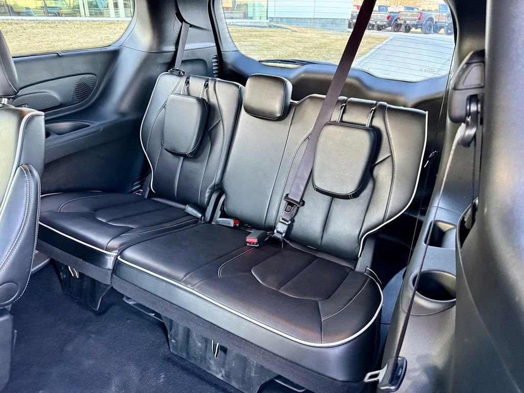 Used 2025 Chrysler Pacifica Limited image 11