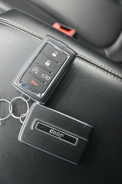 Used 2023 Jeep Grand Cherokee Limited w/ Black Appearance Package AWD/4WD image 17
