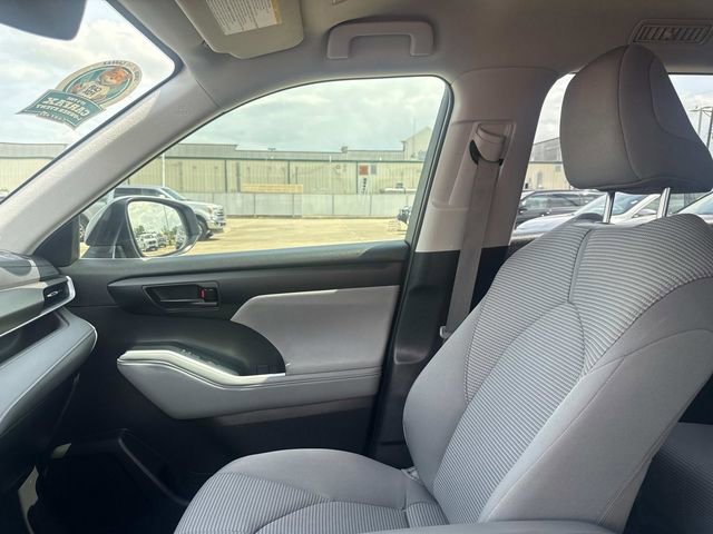 Used 2023 Toyota Highlander L FWD image 23