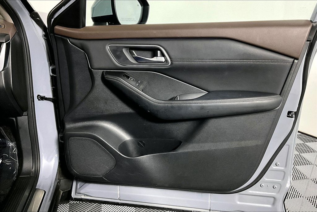 Used 2023 Nissan Rogue Platinum w/ Platinum Premium Package FWD image 24