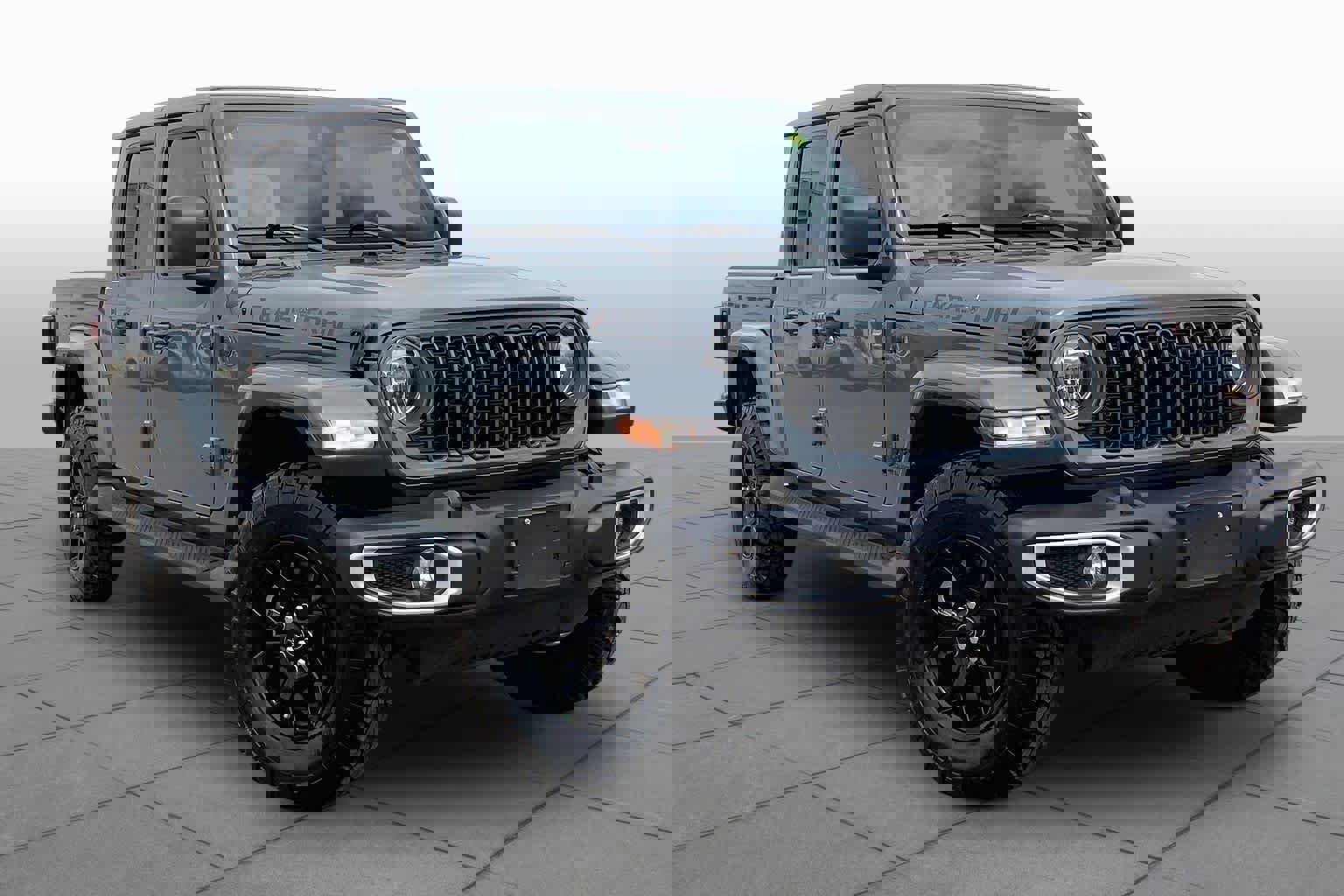 Used 2025 Jeep Gladiator Sport image 3