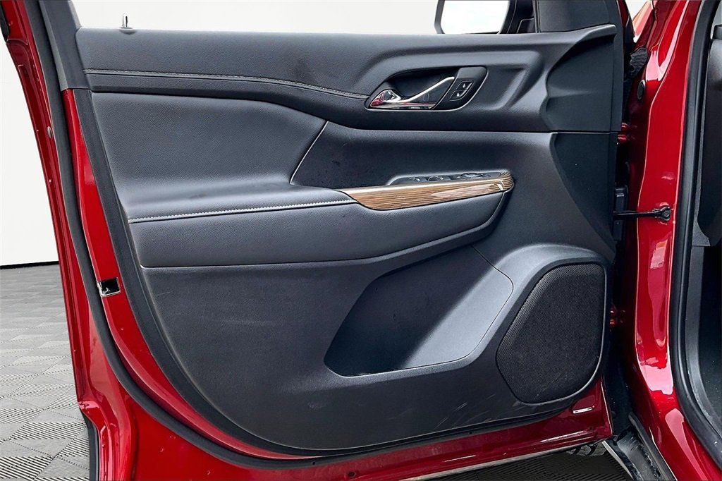 Used 2023 GMC Acadia SLE image 23