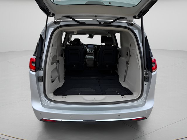 Used 2024 Chrysler Pacifica Touring-L FWD image 12