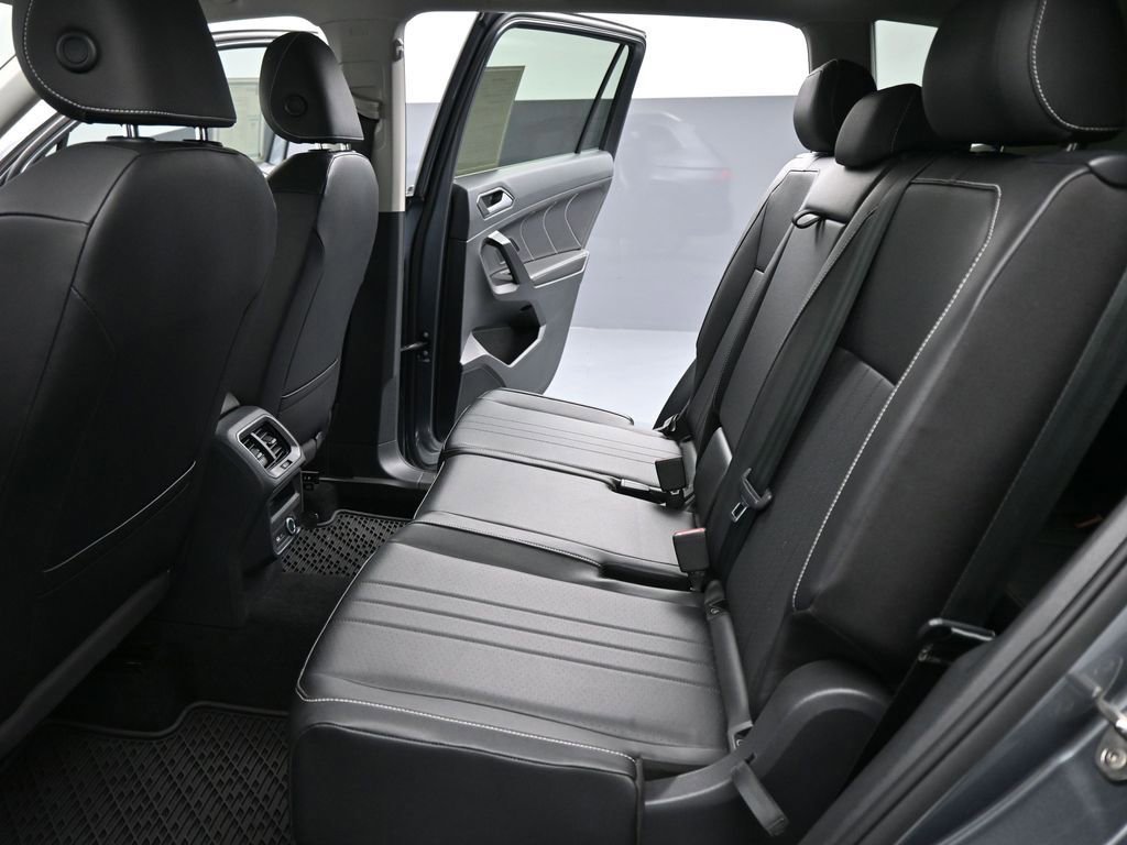 Used 2023 Volkswagen Tiguan SE w/ Panoramic Sunroof Package image 46