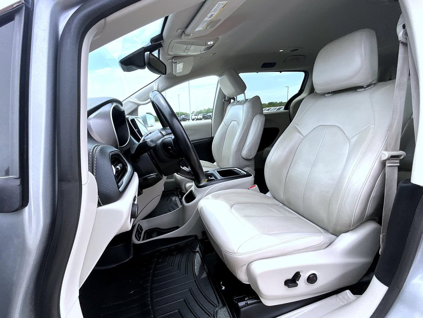 Used 2021 Chrysler Pacifica Touring-L FWD image 10