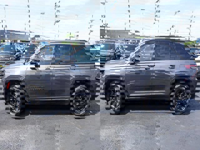 Used 2024 Jeep Grand Cherokee Altitude image 3