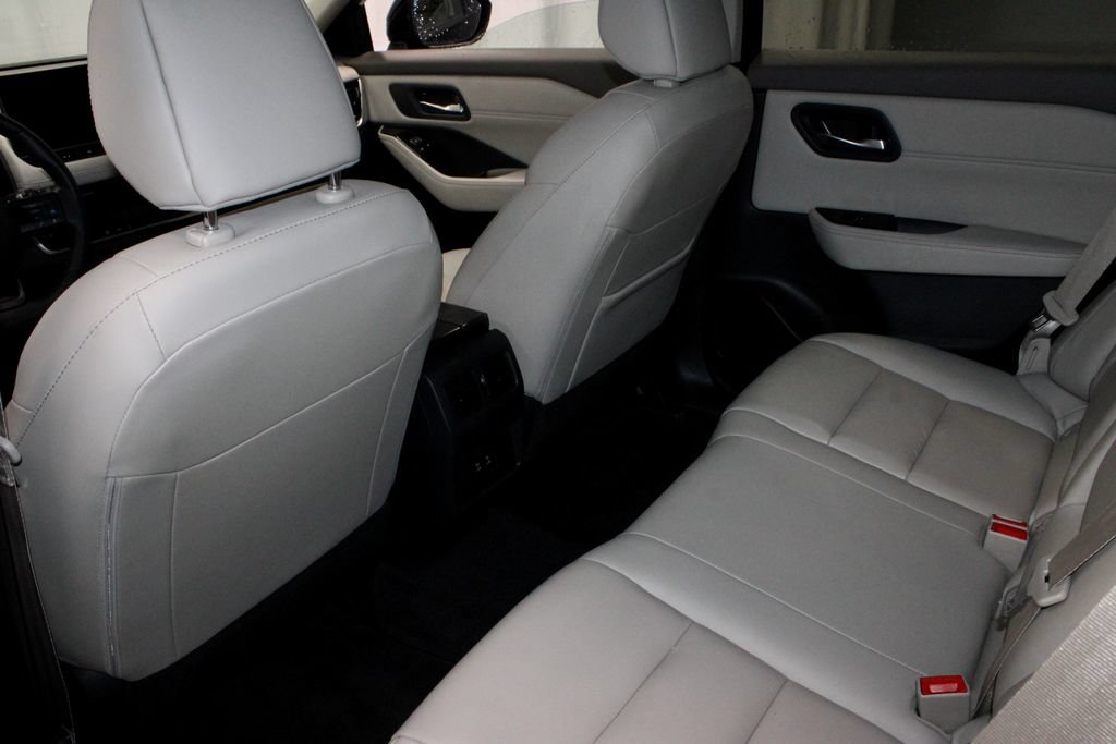 Used 2025 Nissan Rogue SL AWD/4WD image 21