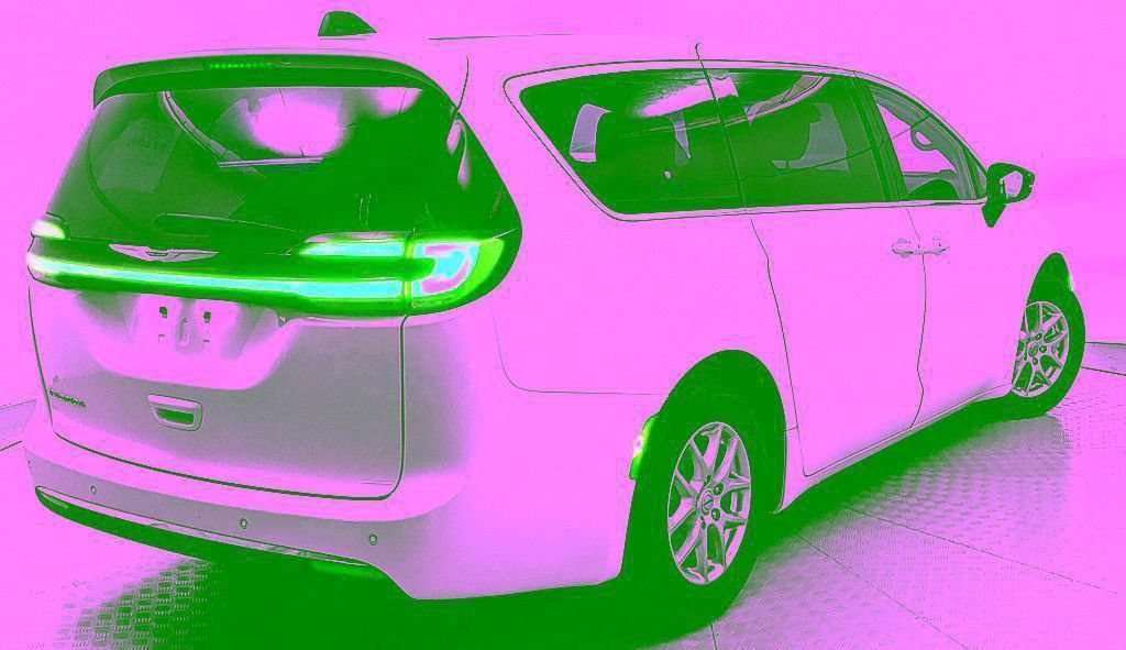 Used 2024 Chrysler Pacifica Touring-L FWD image 3