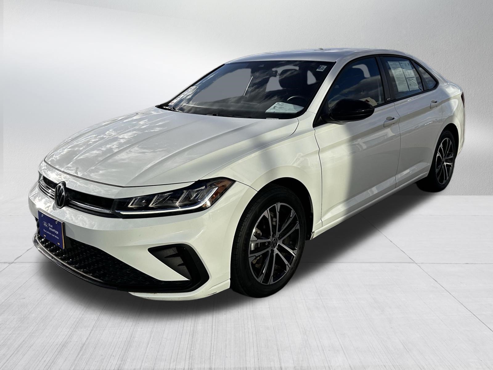 Used 2025 Volkswagen Jetta Sport FWD image 3