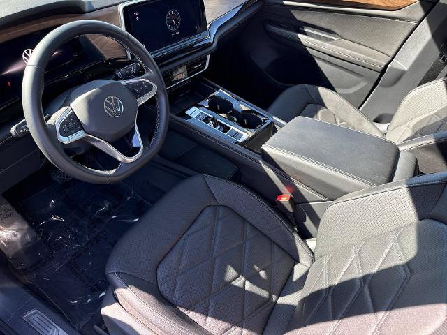 Used 2024 Volkswagen Atlas SE w/ Panoramic Sunroof Package FWD image 9