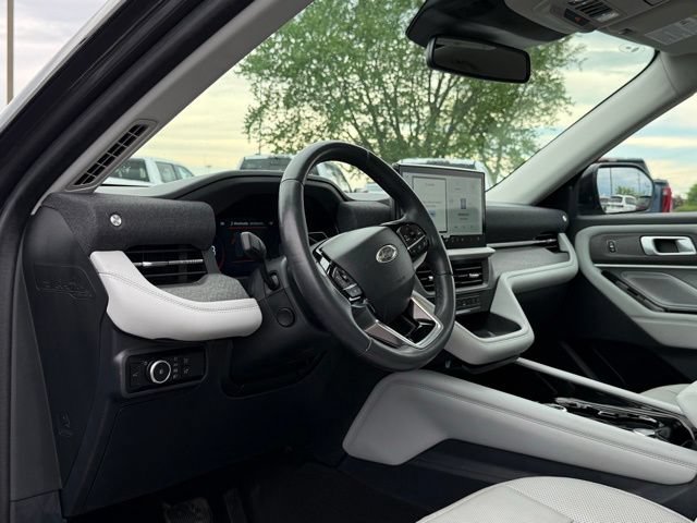 Certified 2025 Ford Explorer Platinum w/ LUX Leather Package AWD/4WD image 14