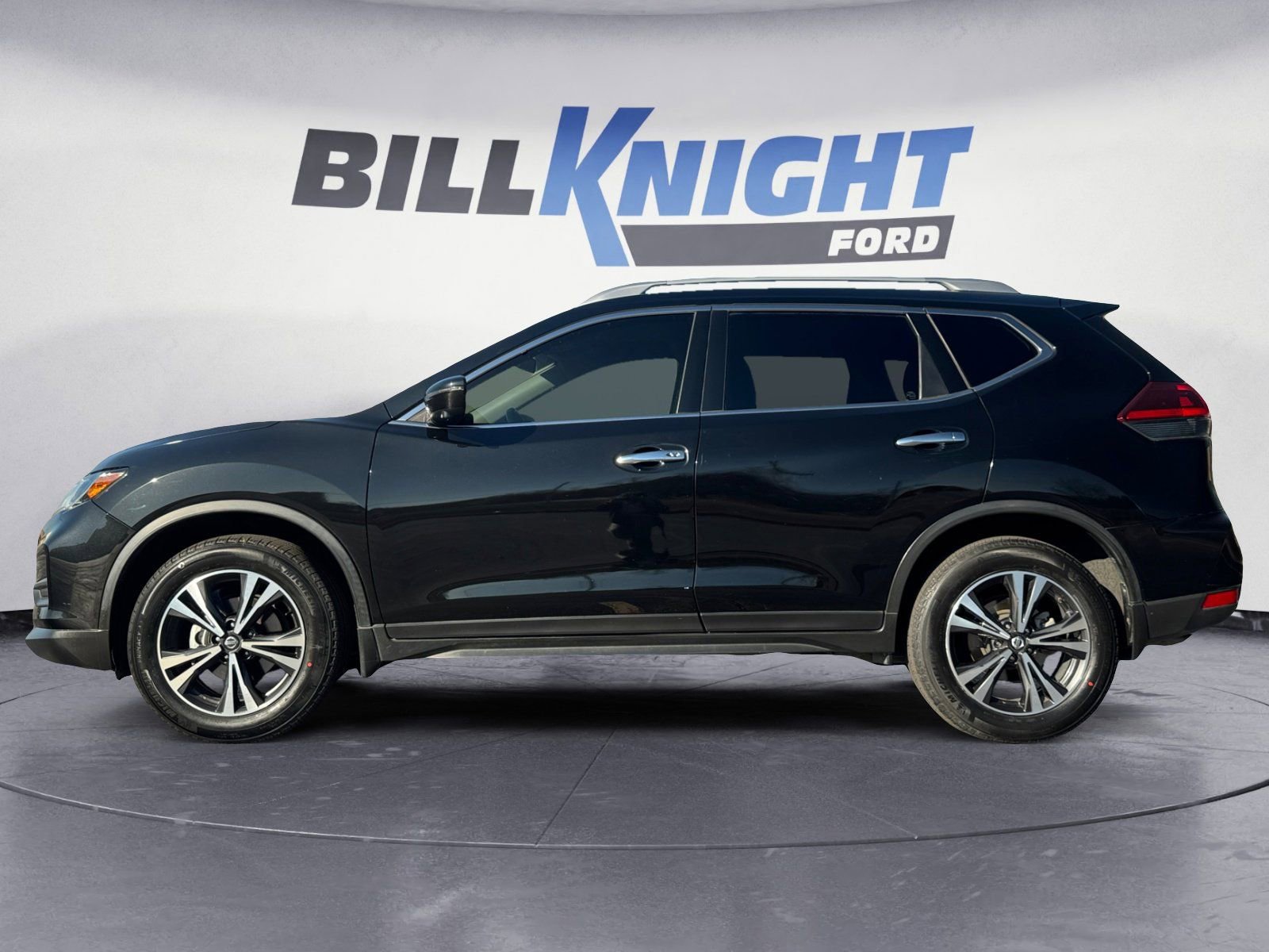 Used 2019 Nissan Rogue SV w/ Premium Package image 2