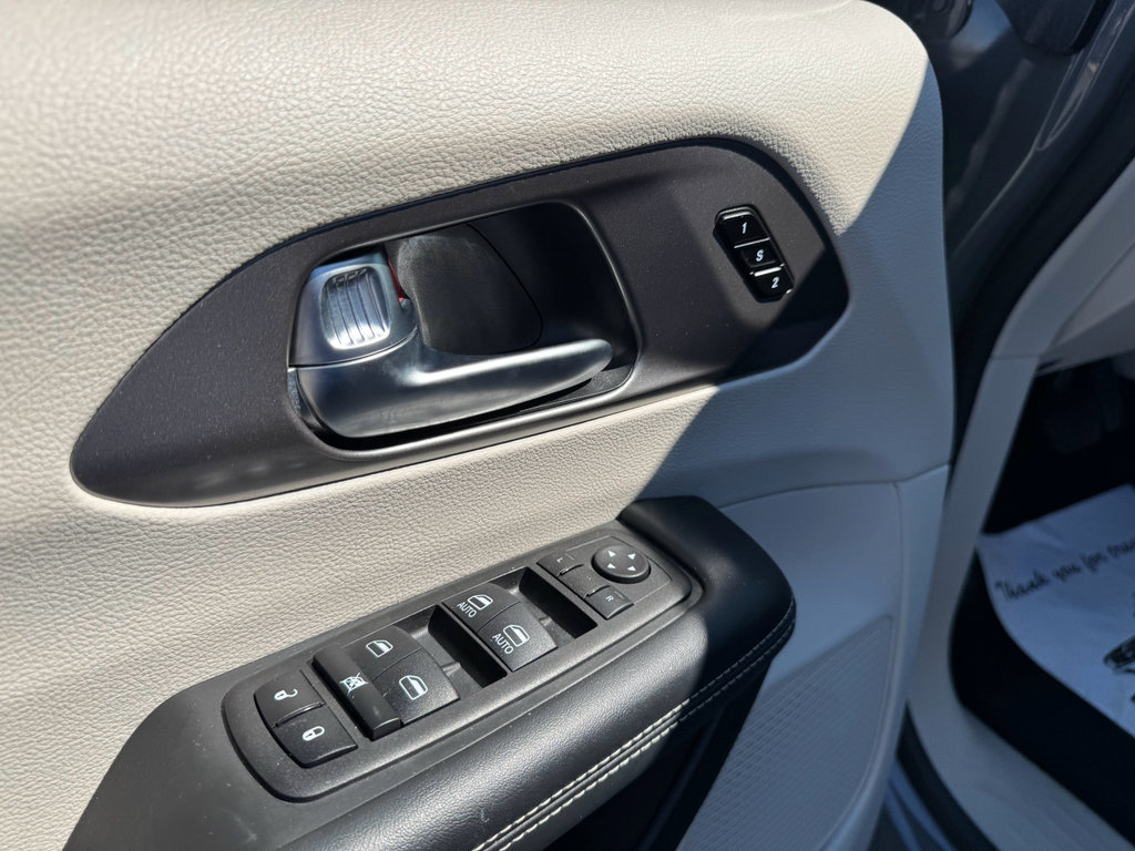Used 2023 Chrysler Pacifica Touring-L FWD image 35