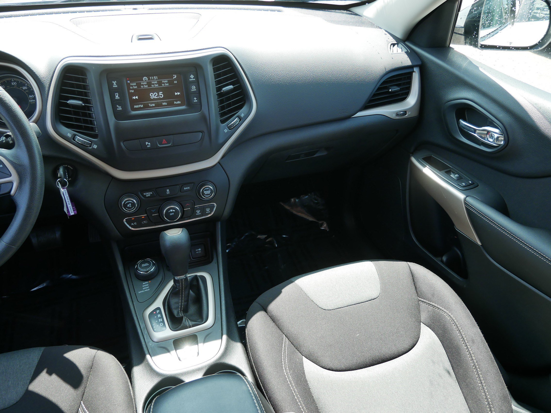Used 2018 Jeep Cherokee Latitude w/ Safety Group AWD/4WD image 11