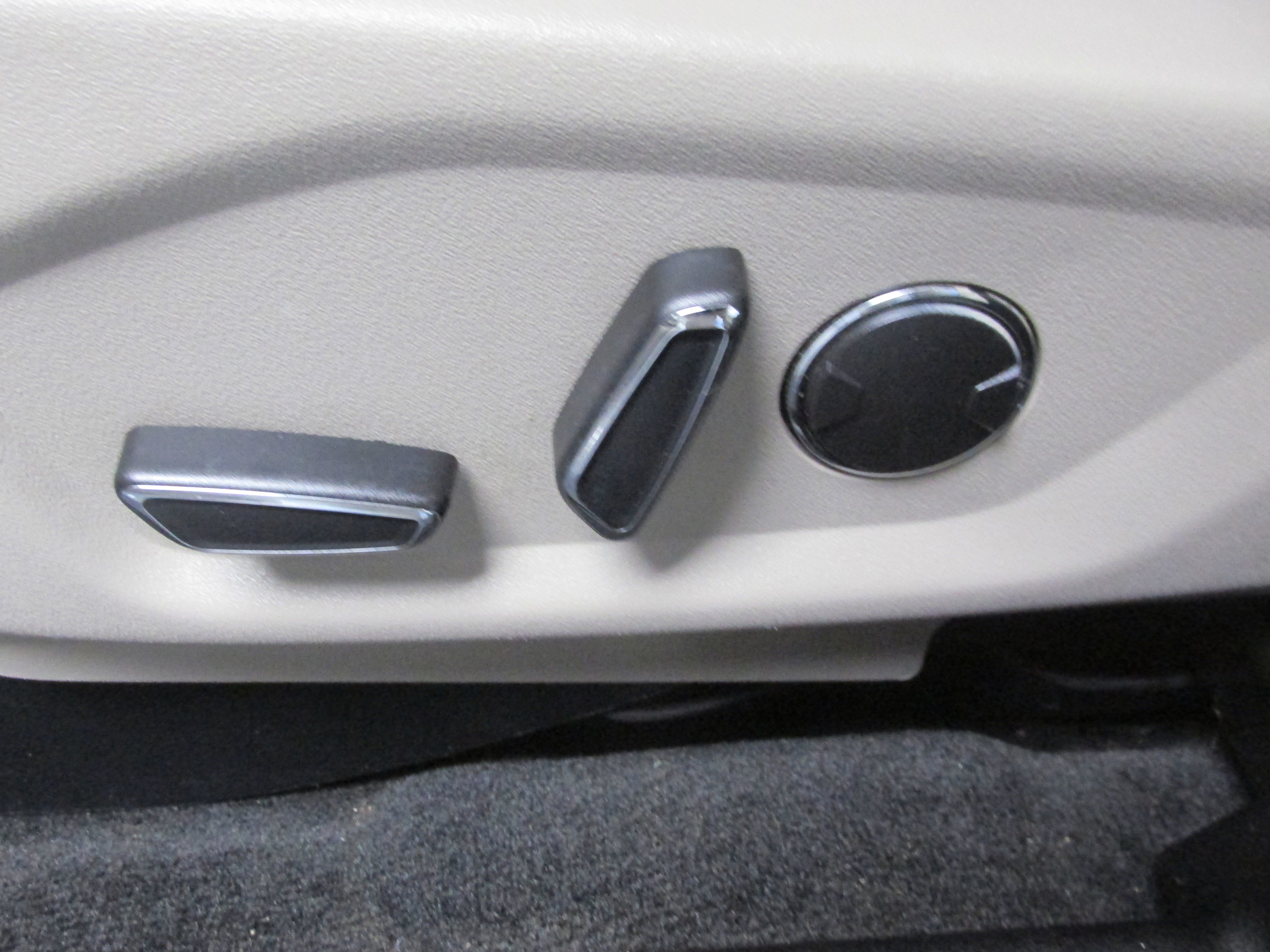 Certified 2018 Ford Explorer XLT w/ Equipment Group 202A image 32