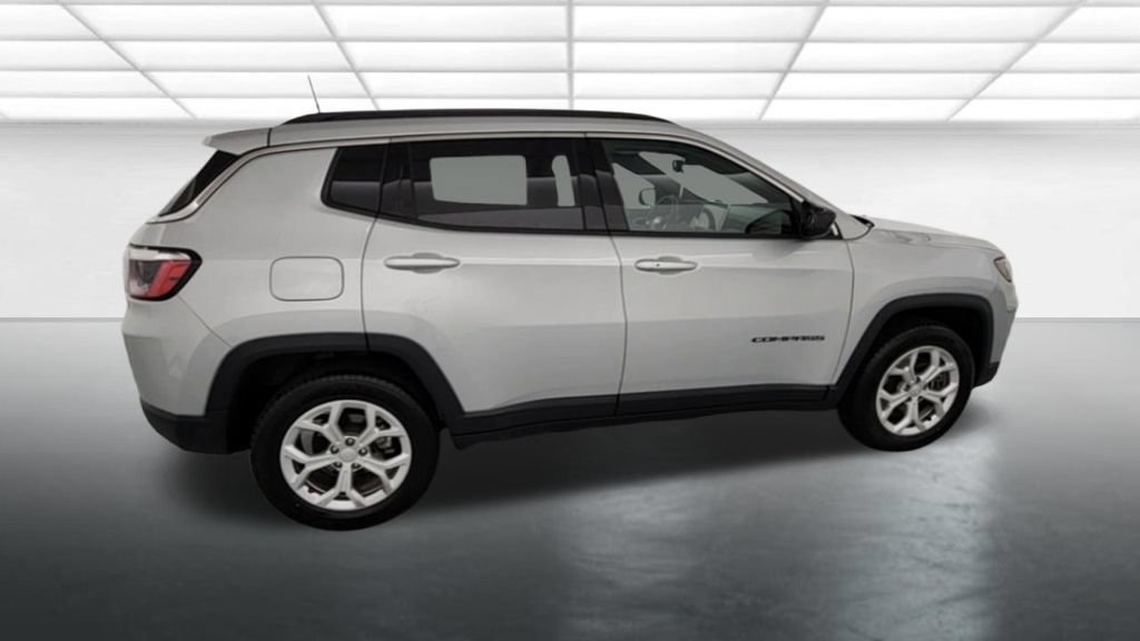 Used 2024 Jeep Compass Latitude AWD/4WD image 8