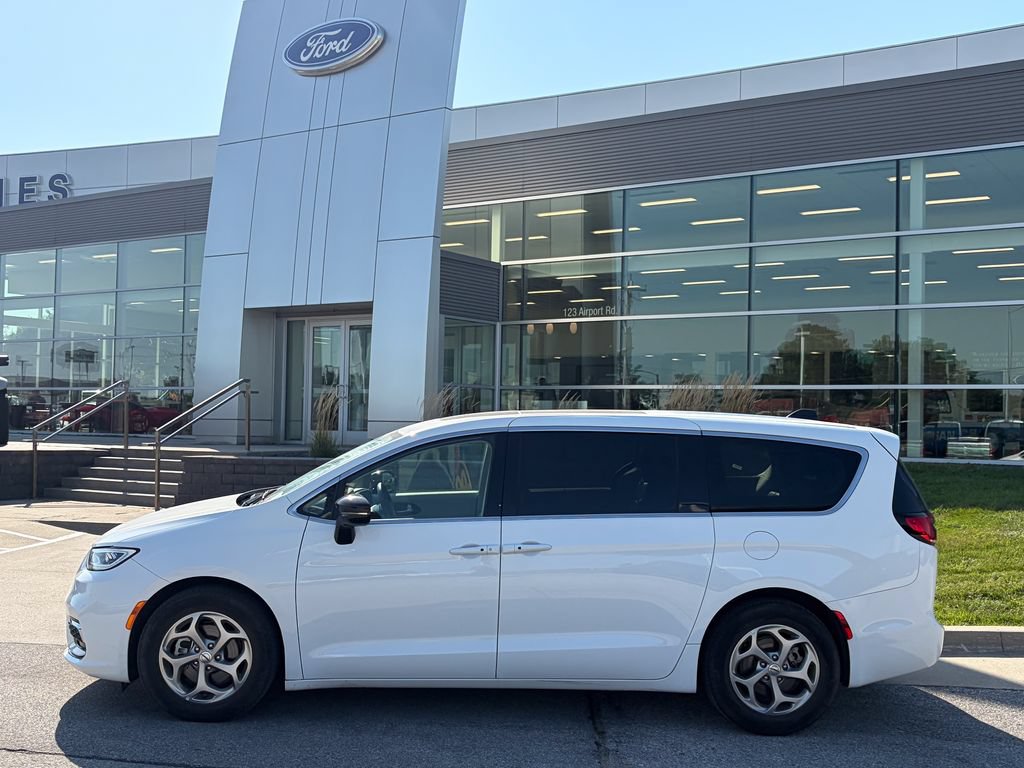 Used 2024 Chrysler Pacifica Limited FWD image 3