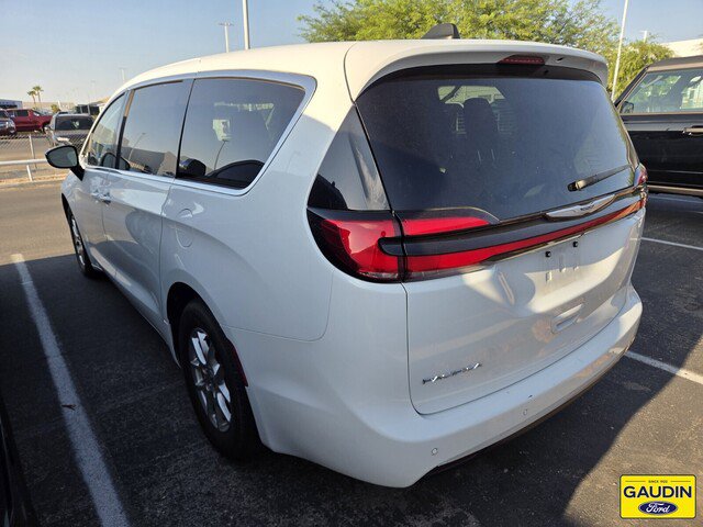 Used 2024 Chrysler Pacifica Touring-L FWD image 5