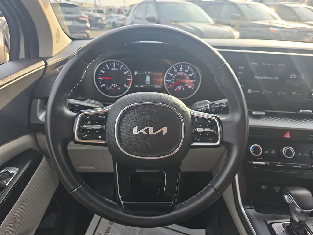 Used 2023 Kia Carnival LX image 21