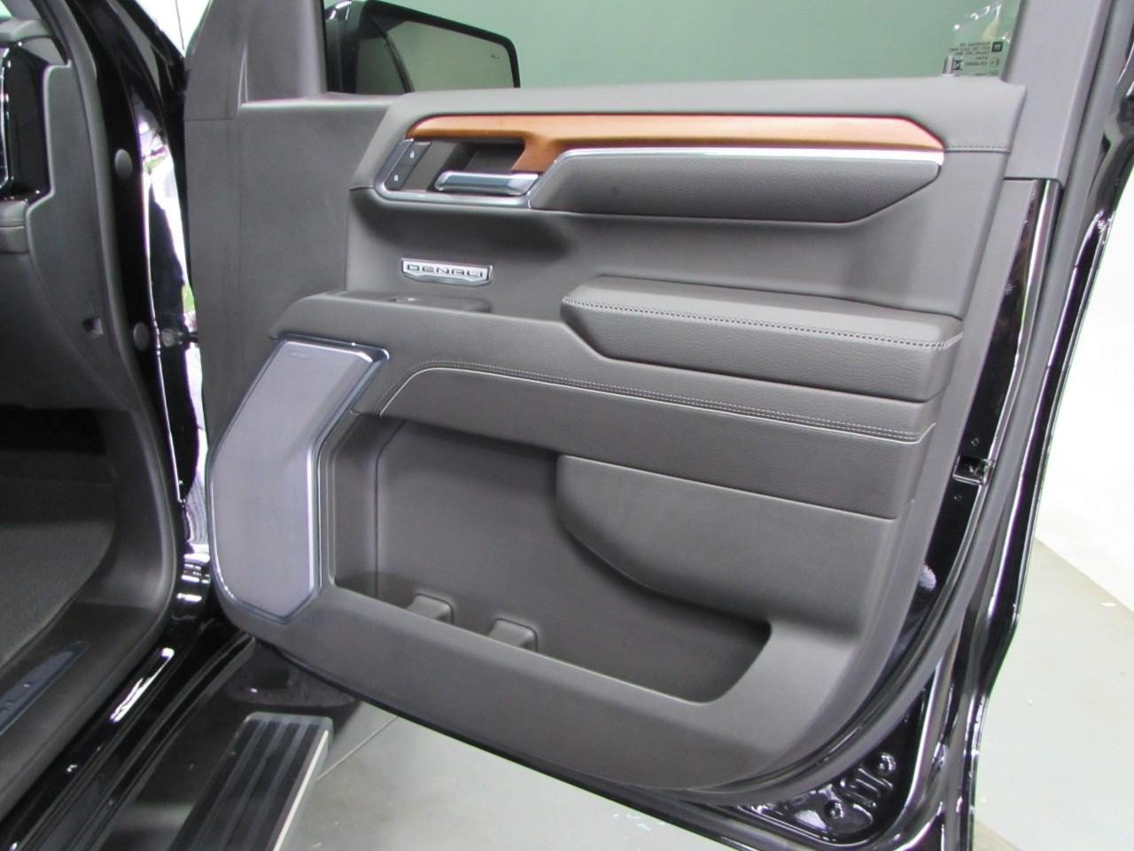 Used 2023 GMC Sierra 1500 Denali w/ Denali Reserve Package AWD/4WD image 16