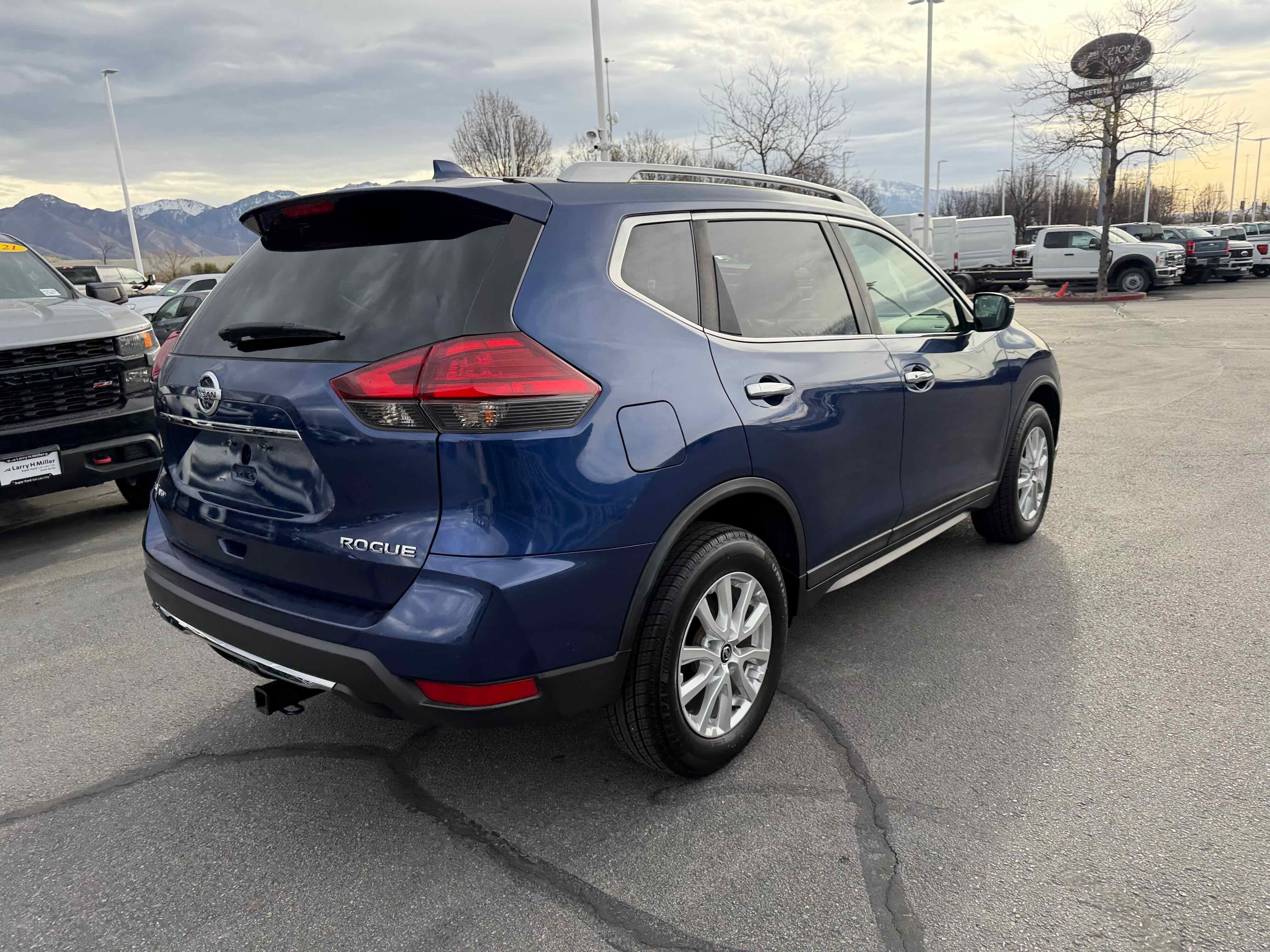 Used 2017 Nissan Rogue SV image 6